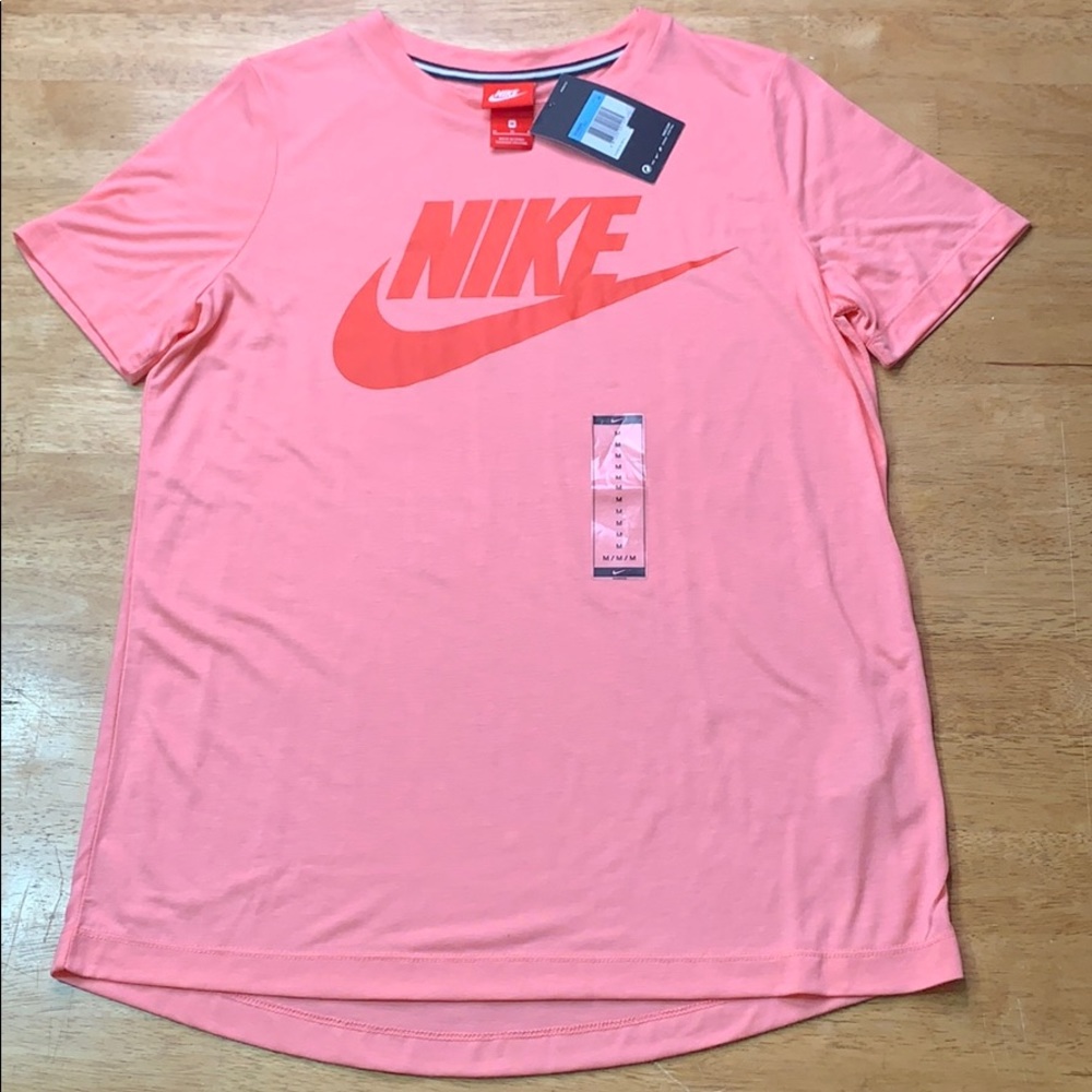 NEW Nike women’s medium short sleeve shirt